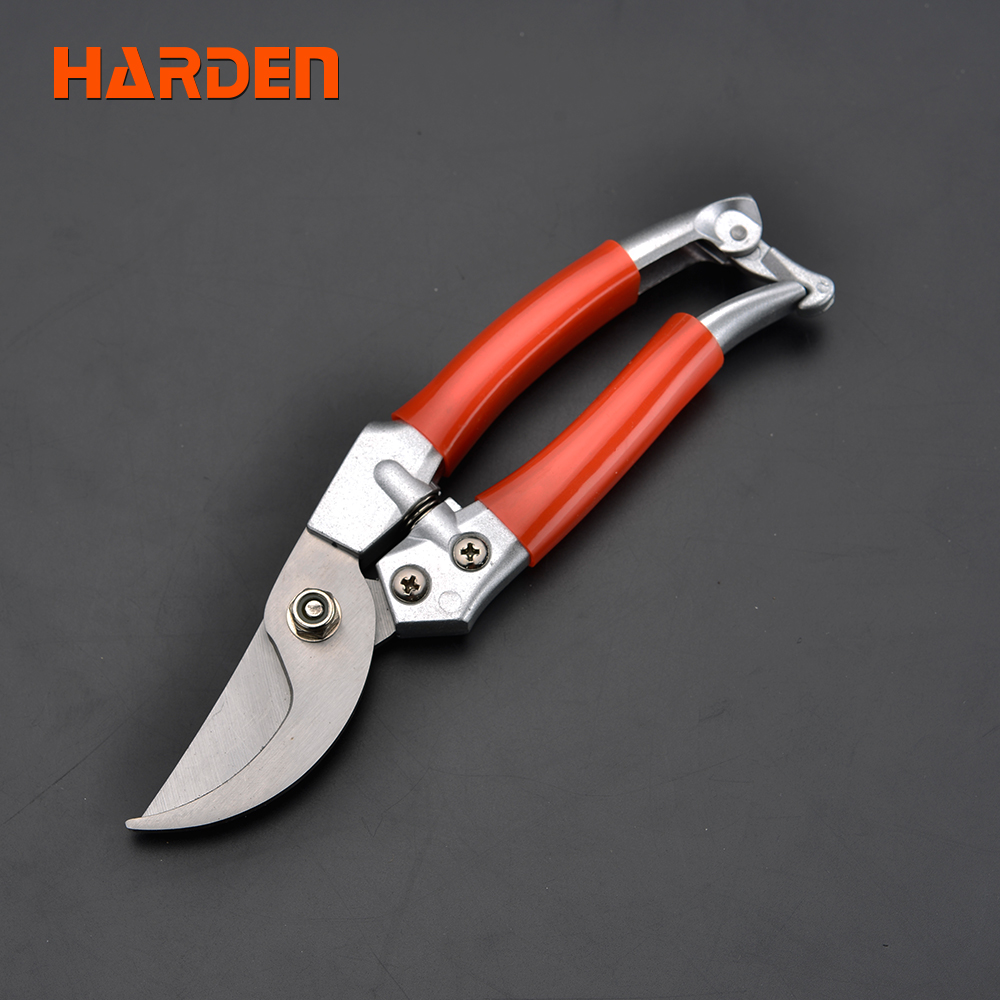 Garden Pruner 8