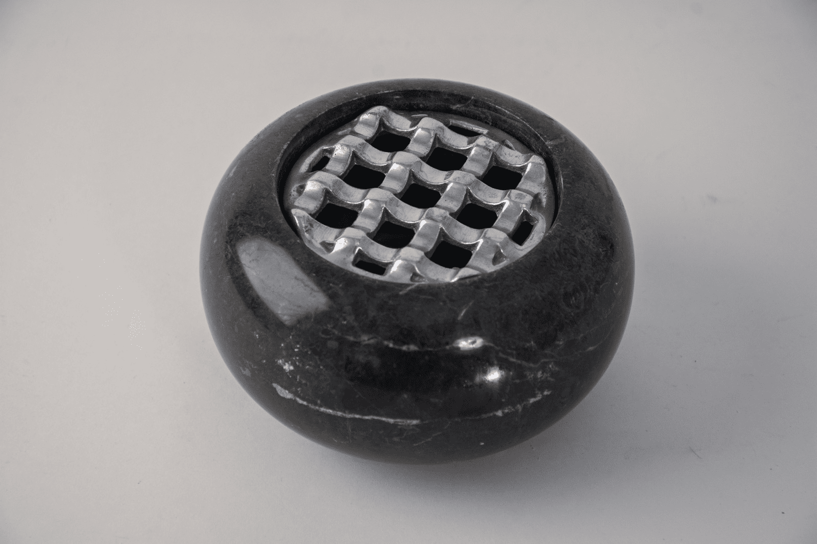 FELIS - ASHTRAYS STONE METAL ROUND SILVER 9 HOLES