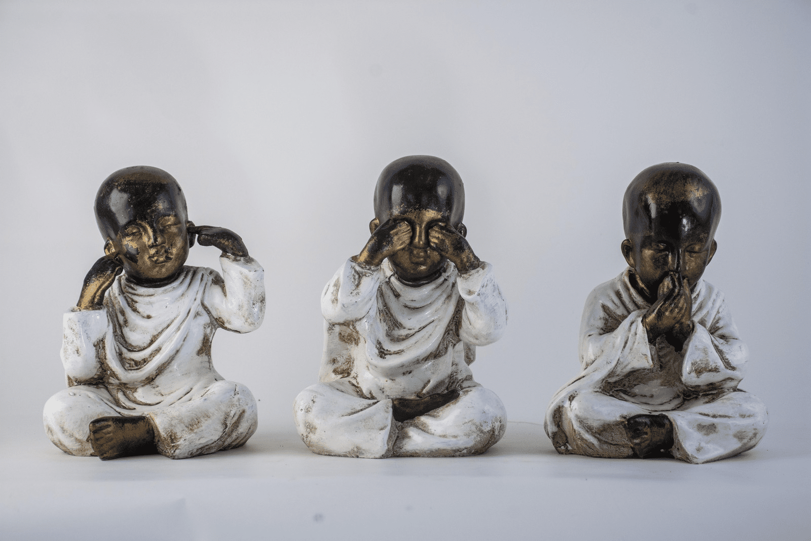 TOUBORO - MONKS IN RESIN WHITE ANTIC SET OF 3 H 20