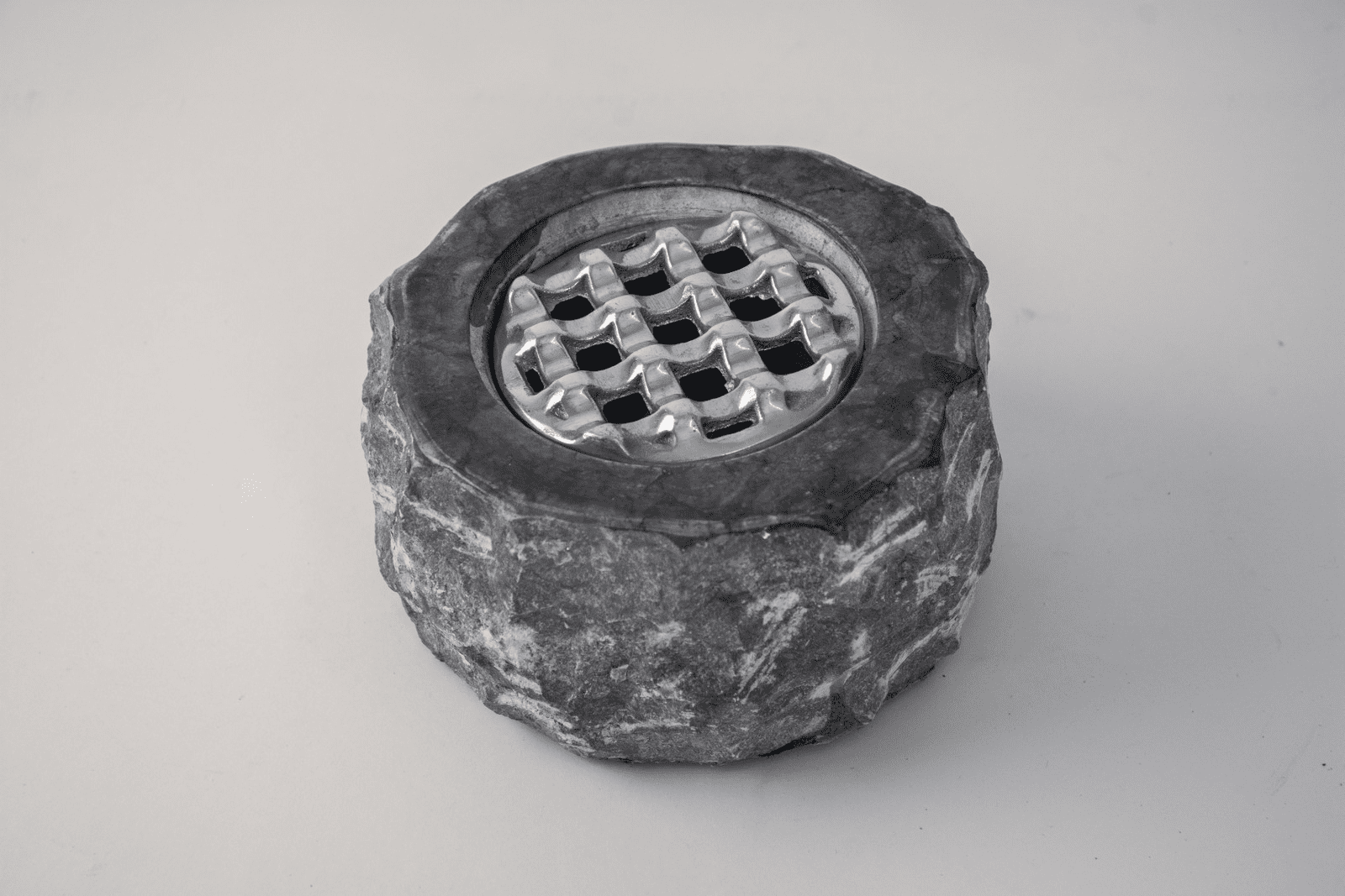 ZETA - ASHTRAYS GREY STONE METAL ROUND SILVER 9 HOLES