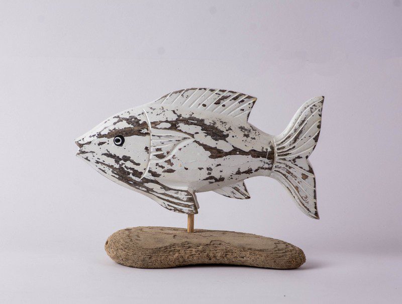NIGELLA - FISH WHITE ON STAND DRIFTWOOD 20 X H15 CM