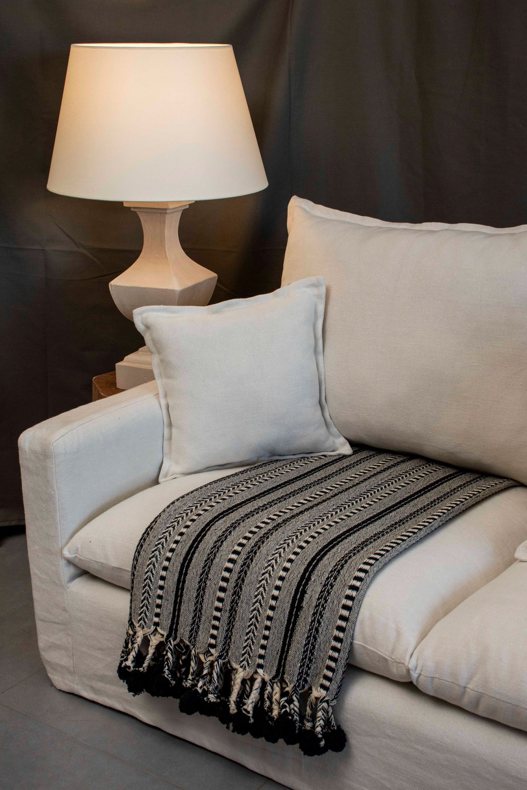 SANDRA - THROW HANDLOOM BLACK WITH BIG POMPOM 170 X 120 CM