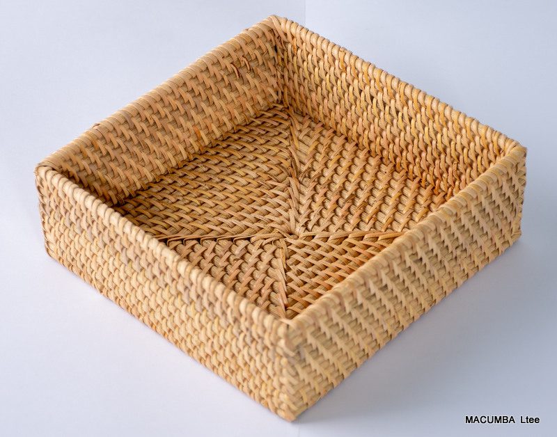 TRAY SQUARE NATURAL RATTAN SMALL 20×20