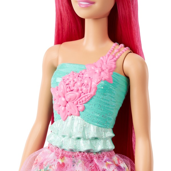 Une Poupée Barbie Avec Des Fleurs Roses Sur La Tête