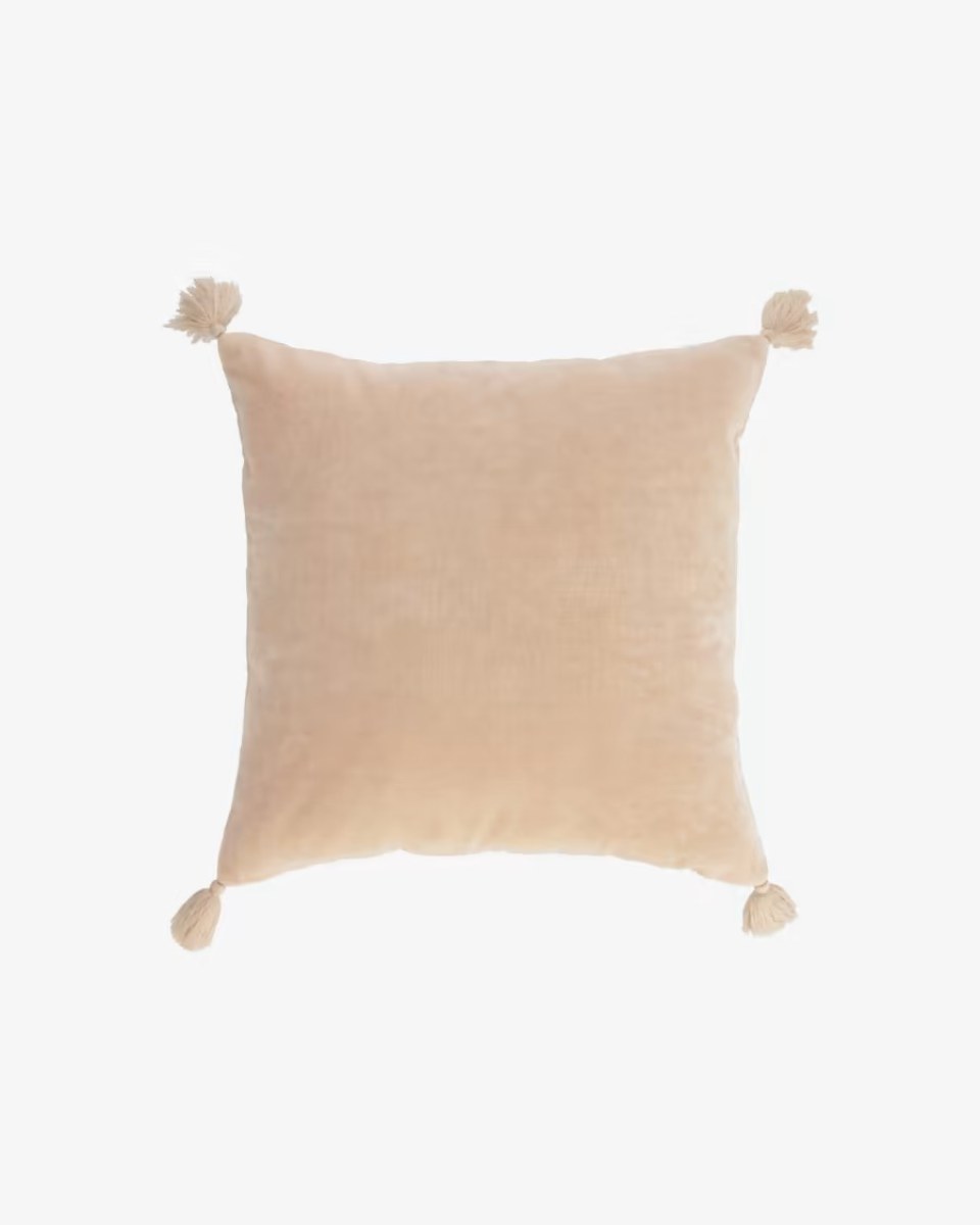 Carmin cotton cushion cover in pink velvet with tassels 45 x 45 cm