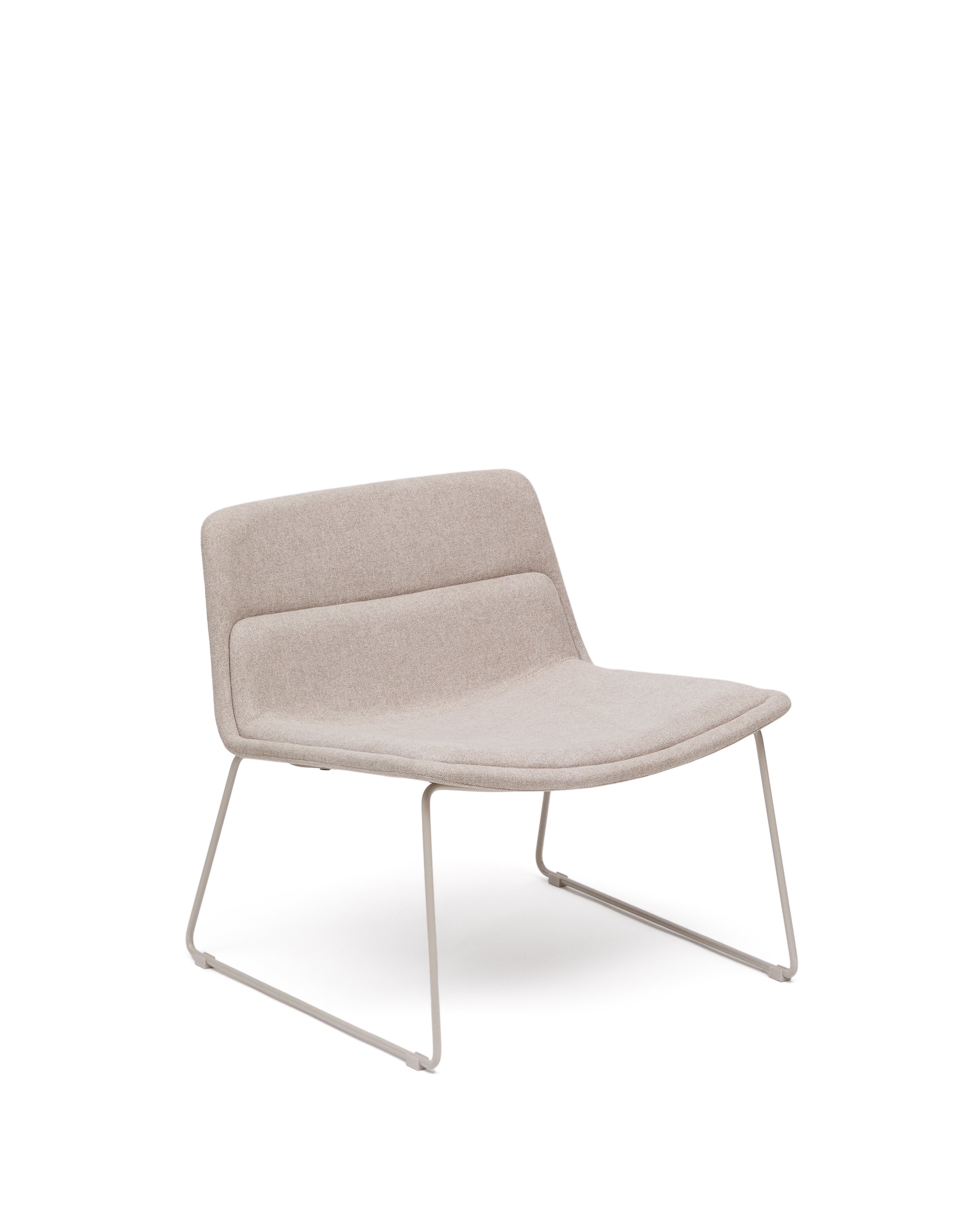 Zahara beige armchair and steel in a beige finish. 100% FSC