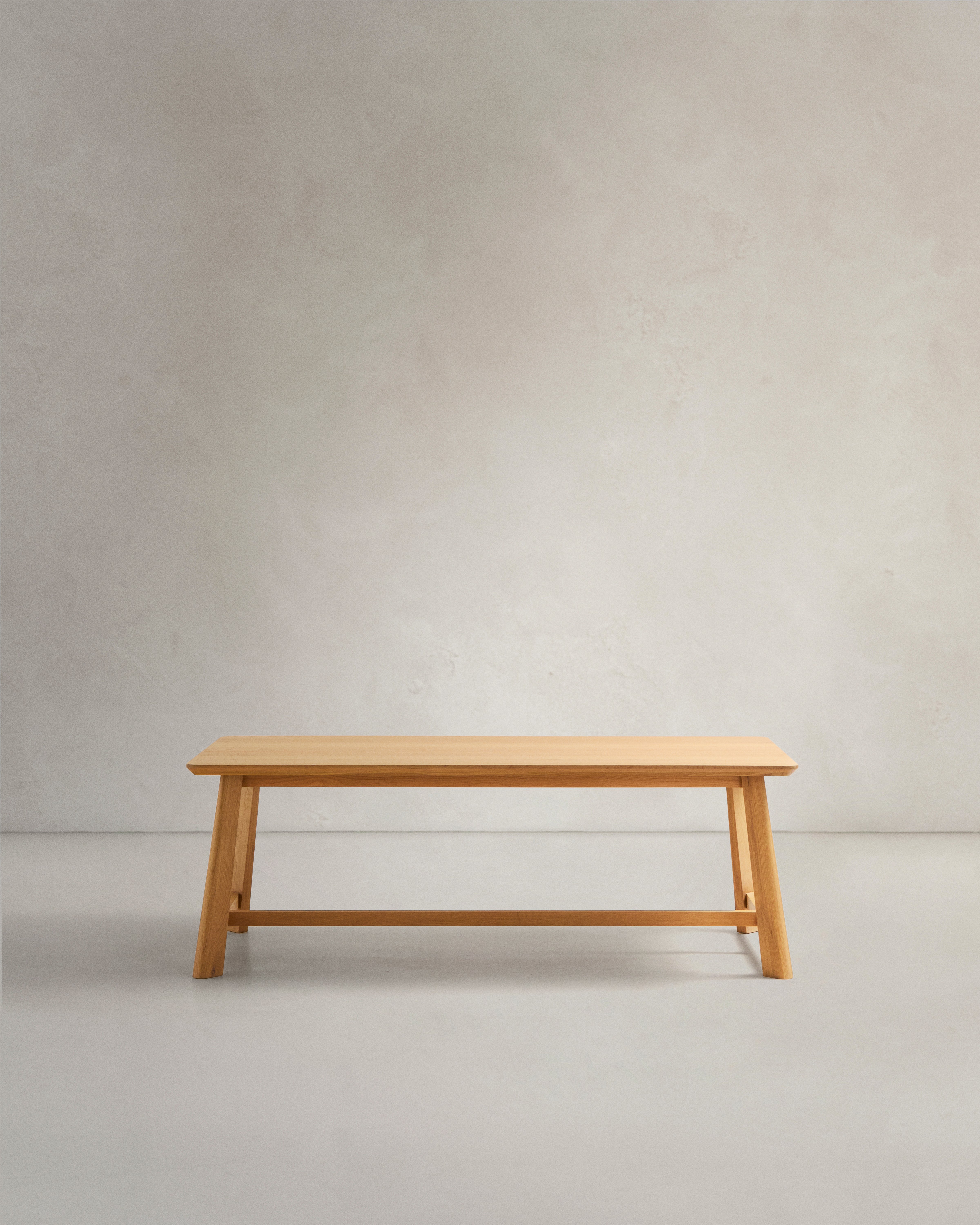 Idun table in veneer and solid oak wood with natural tone finish FSC Mix Credit 220 x 100 cm