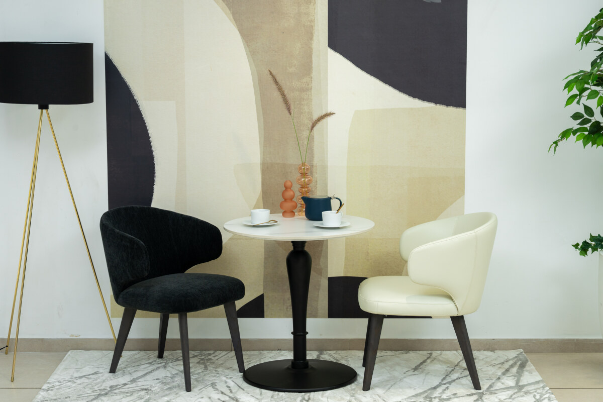 Bistrot table with Natural marble top with black metal leg