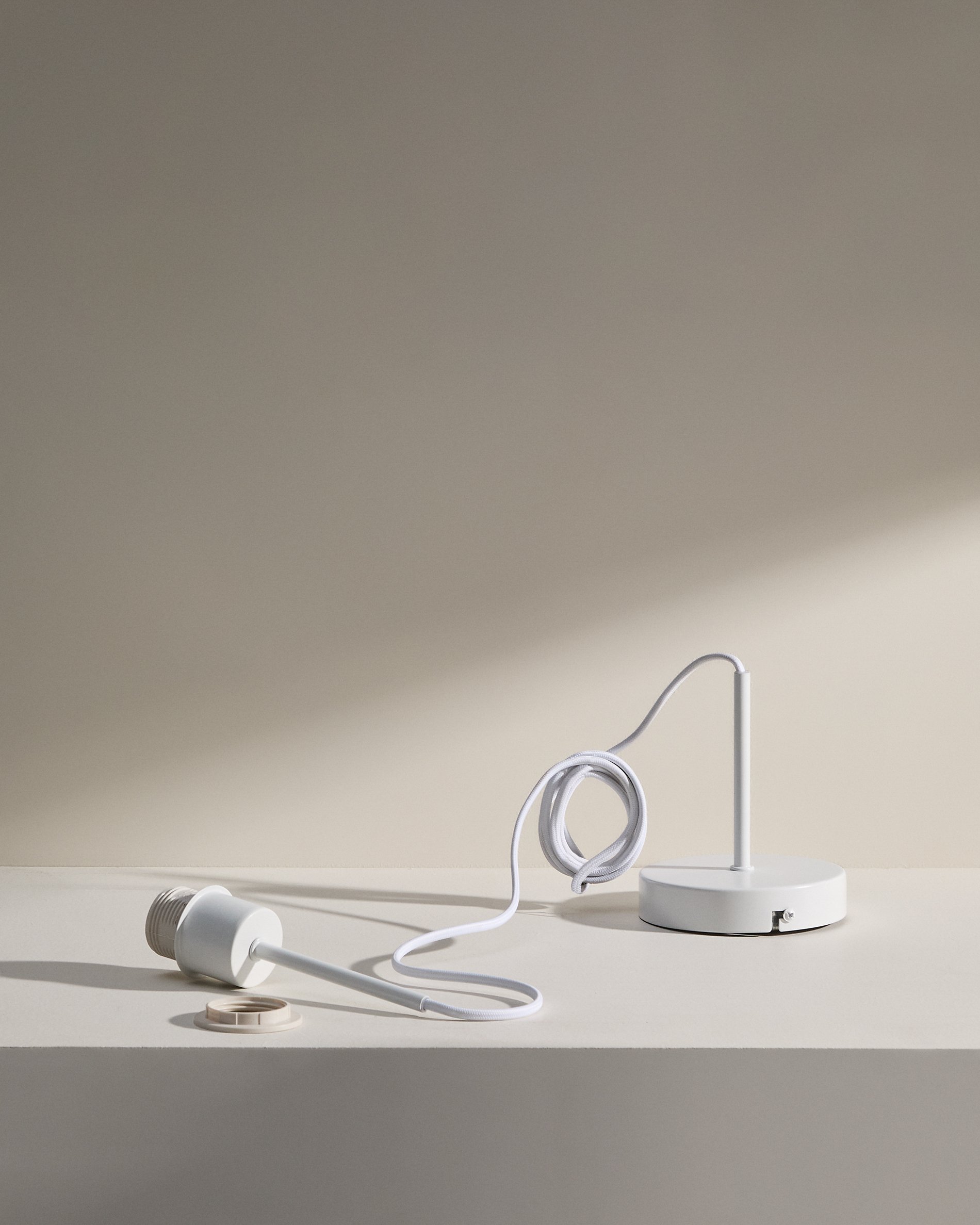 Fluvia metal lamp fitting in a white finish. 250 cm