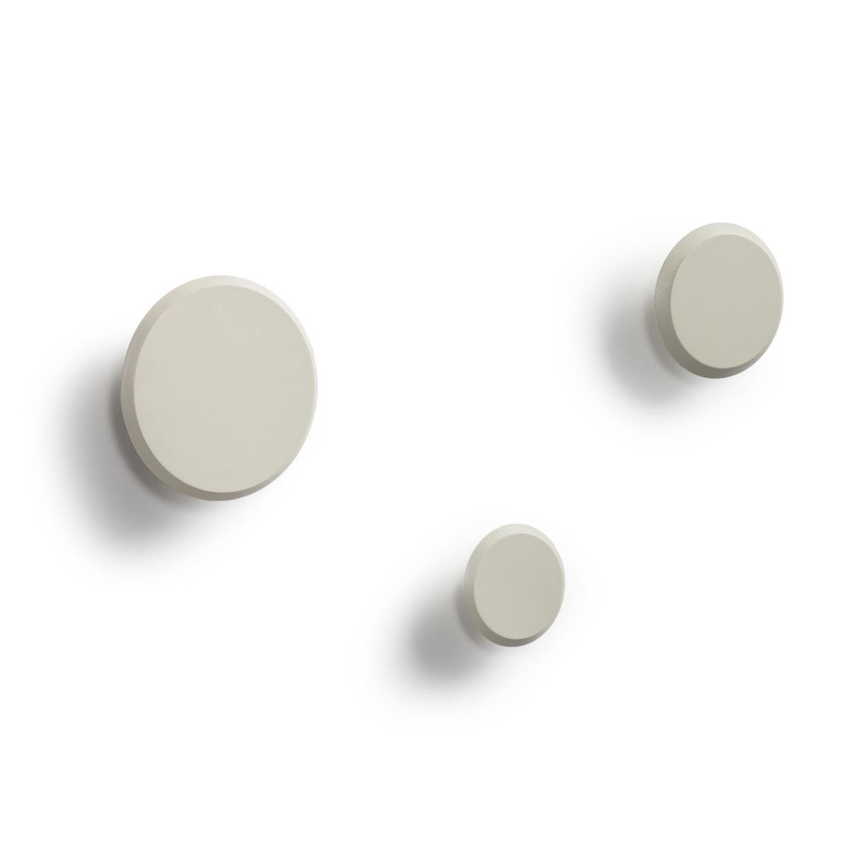 Set of 3 Nadua hangers in solid wood with a natural beige beech finish.