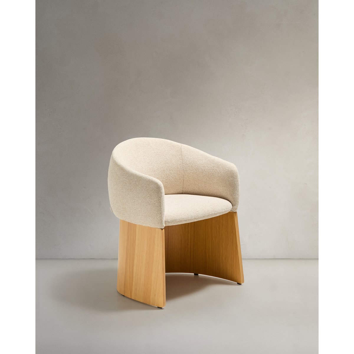 Bosca chair in beige chenille and oak veneer FSC 100%