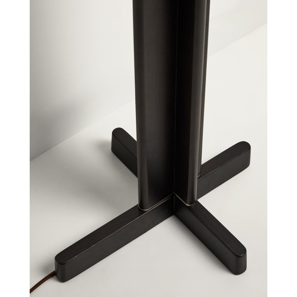 Niani floor lamp in rubber wood with dark finish and ivory-coloured cotton lamp shade