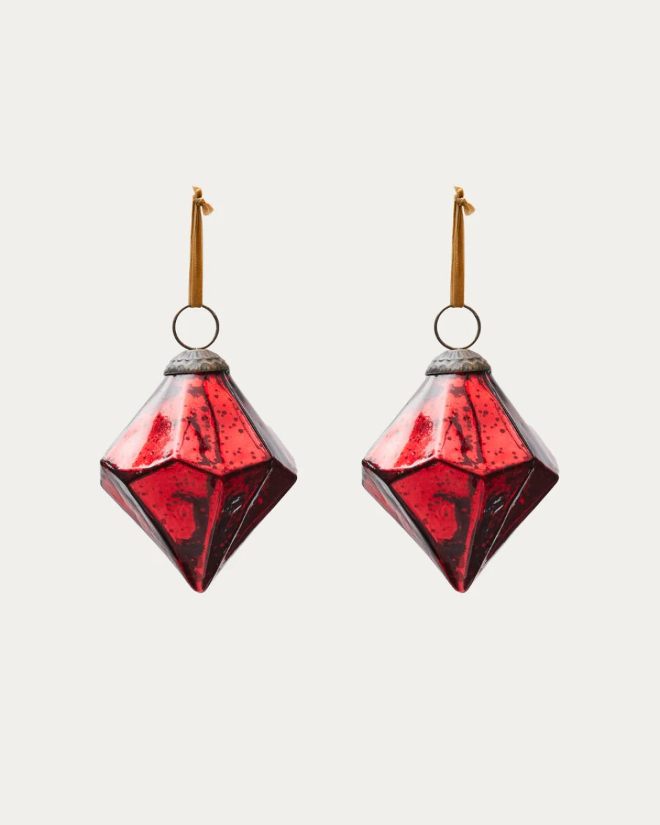 Argin set of 2 hanging ornaments made of red recycled glass. 10 cm