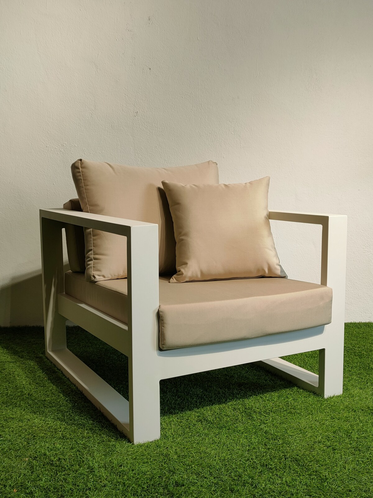 WA1043 1 SEATER WHITE ALUMINIUM 1513M