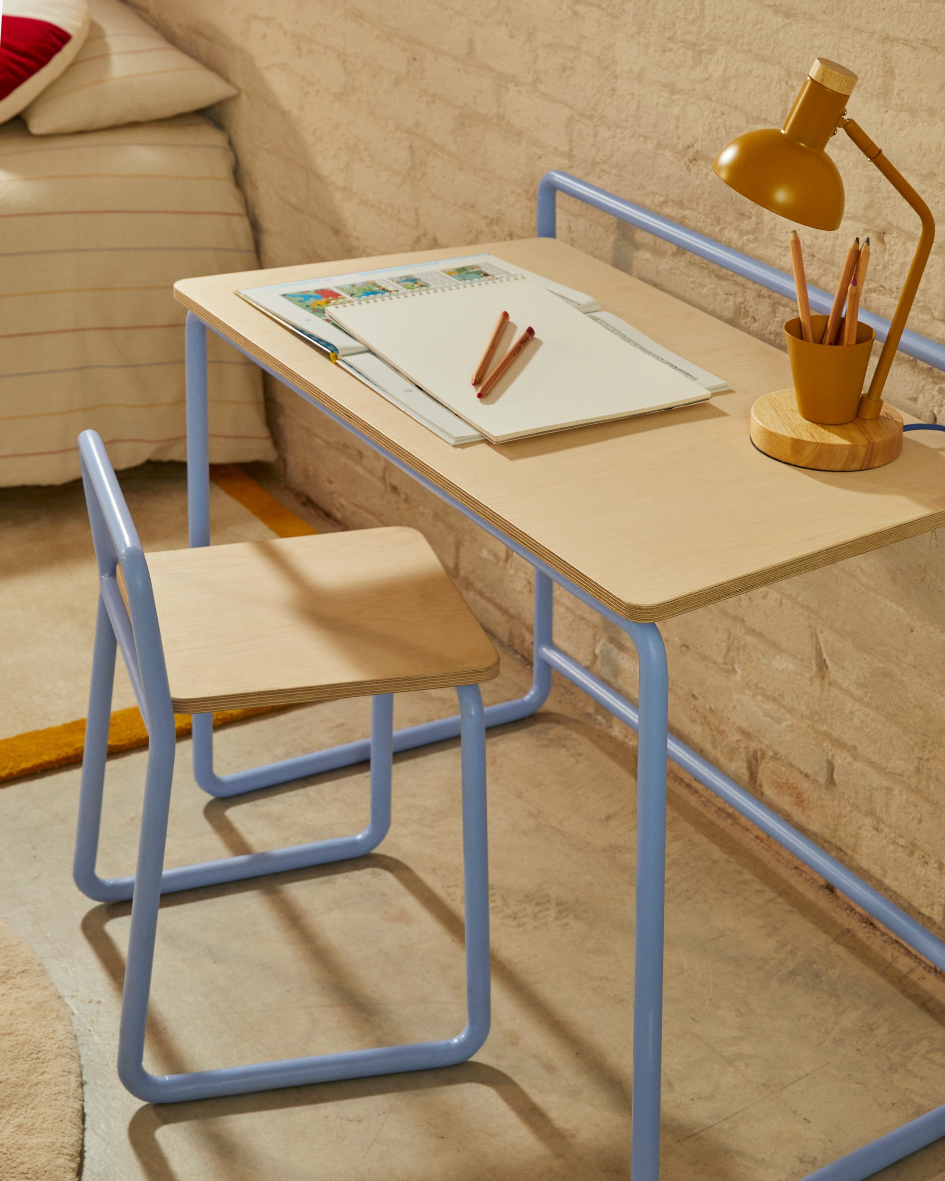 Tinn ash veneer chair with a blue metal structure