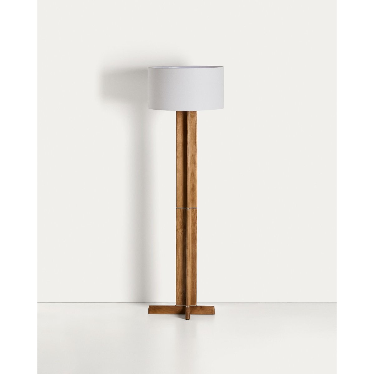 Niani floor lamp in rubber wood with natural finish and ivory-coloured cotton lamp shade