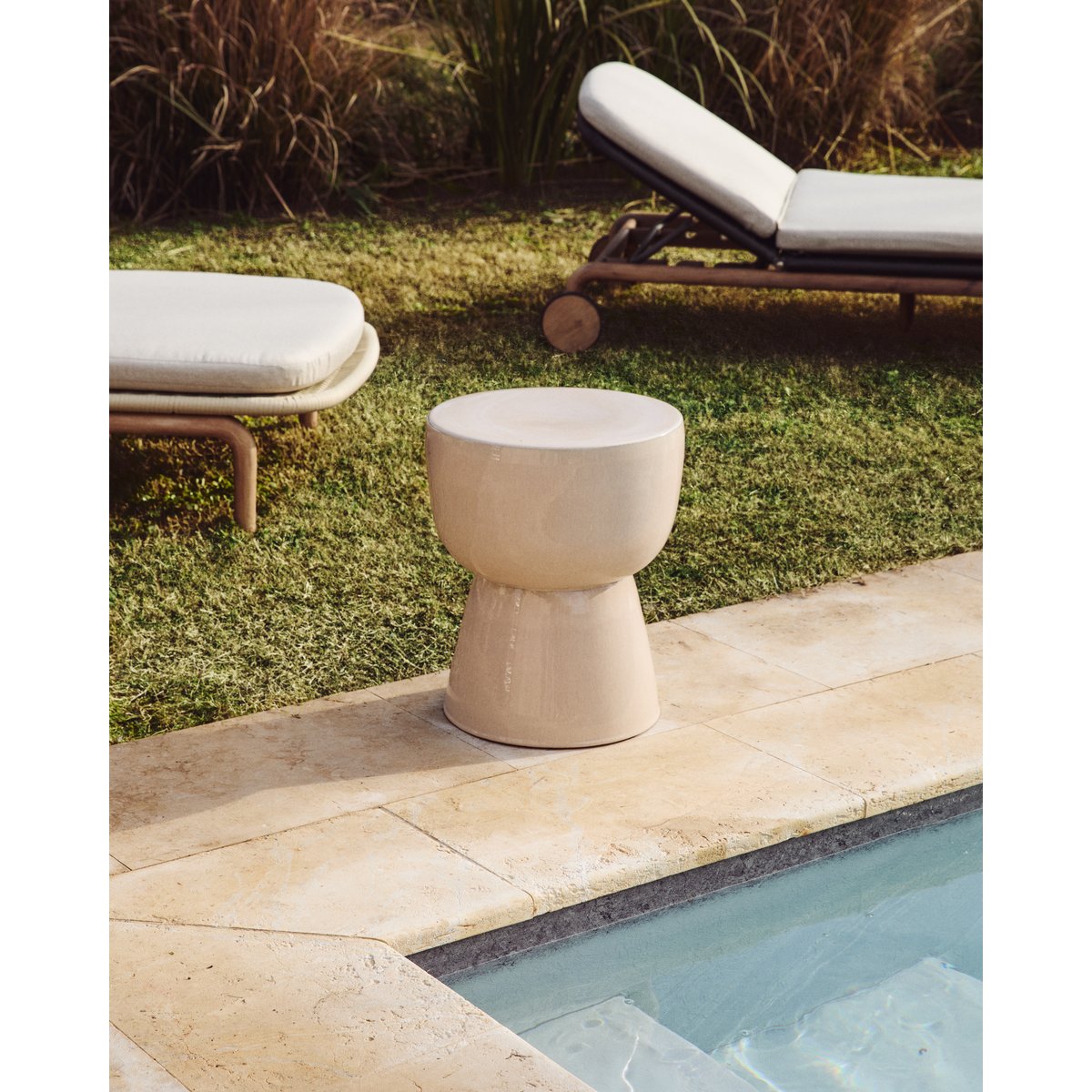 Mesquida outdoor side table in ceramic with glazed ecru finish Ø 36cm
