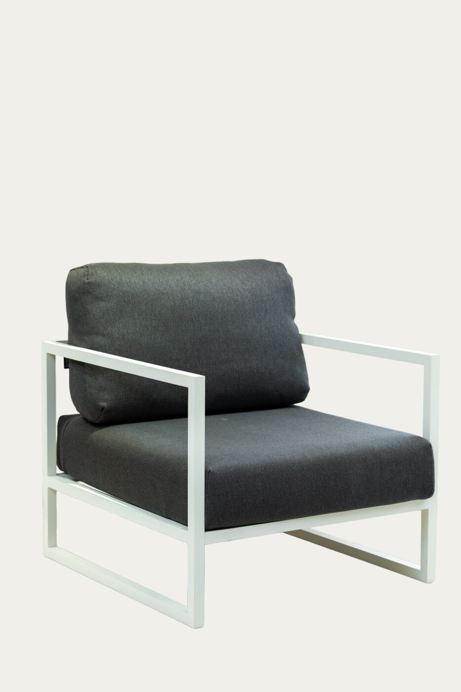 Comova 100% outdoor armchair in dark grey and white aluminium