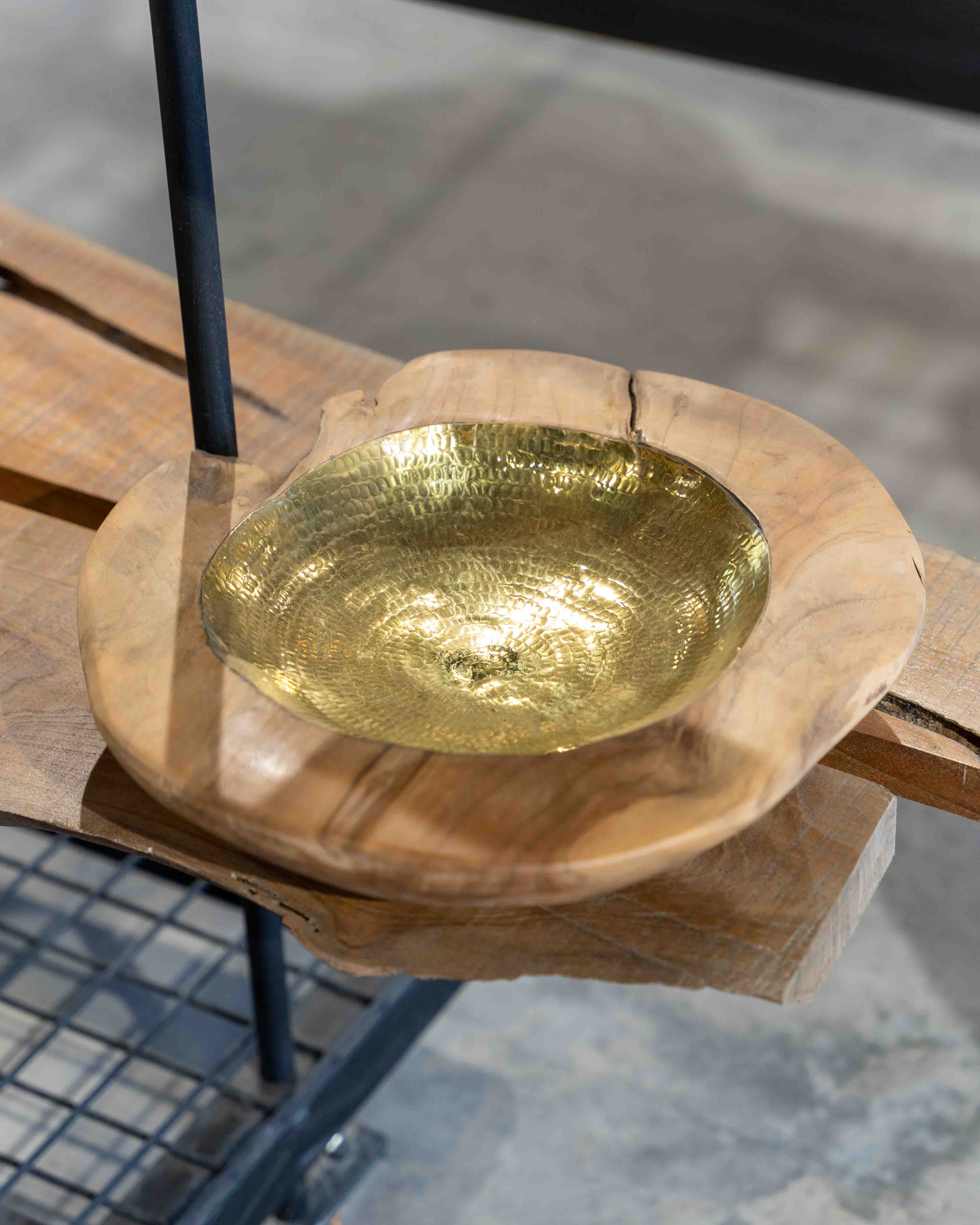 BOWL WITH BRASS LARGE- 50X50X9CM